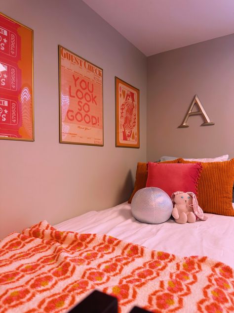 College Dorm Room Ideas Pink And Orange, Dorm Room Ideas For Girls College 2024, Wvu Dorm Room, Pink And Orange Dorm Decor, Orange Dorm Room Aesthetic, Pink And Orange Dorm Room Ideas, Green And Orange Dorm Room, Pink And Orange Dorm Room Aesthetic, Pink Orange And Blue Bedroom