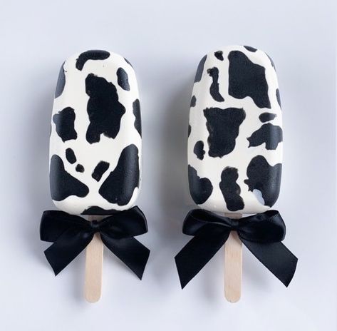 Cow Cakesicles Ideas, Cow Cakecicles, Cow Print Cakesicles, Cow Print Dessert Ideas, Cow Cakesicles, Cowboy Cakesicles, Farm Cakesicles, Cow Print Treats, Cow Print Desserts