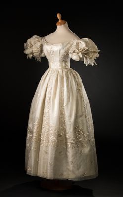 Ball gown of ivory organdie, satin, and chiffon. C. 1830. Via Pinterest. #fashionhistory #romantic #1830s #ballgown #prettydress #ivorydress #19thcentury #whitedress #researchingtheromance 1830s Dress, 19th Century Dress, Victorian Era Dresses, Gaun Abad Pertengahan, 1830s Fashion, Edwardian Wedding, 1800s Fashion, Period Dress, Dress History