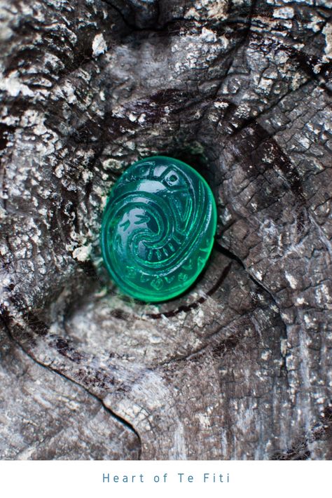 Heart Of Te Fiti, Te Fiti, Anting Manik, Dragon Skin, Images Disney, Crystal Resin, Disney Moana, Magical Jewelry, Disney Aesthetic