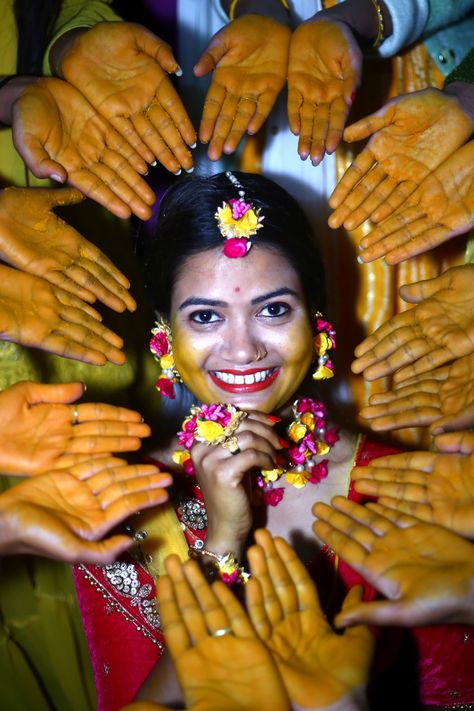 Haldi Poj Girl, Haldi Stills, Mehandi Pose, Mehendi Photography Bridal, Haldi Look For Bride, Haldi Pose, Haldi Shoot, Haldi Photography, Haldi Poses For Bride