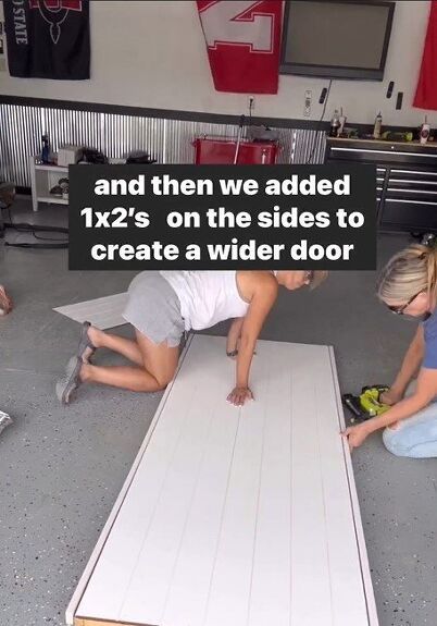 Are you looking for easy DIY barn door ideas? We’ll show you how to build a DIY barn door quickly and cheaply. Diy Shiplap Door, Shiplap Barn Door Diy, How To Build A Door Diy, Diy Barn Doors Sliding, Cheap Door Ideas, Barndoors Inside Diy, How To Make A Barn Door, How To Build A Barn Door, Diy Barn Door Cheap How To Build