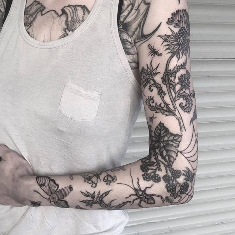 higgsmummy: “@rebeccadewinterttt ” Natur Tattoo Arm, Botanisches Tattoo, Botanical Tattoo Design, Nature Tattoo Sleeve, Bug Tattoo, Insect Tattoo, Mushroom Tattoos, Back Of Shoulder Tattoo, Plant Tattoo