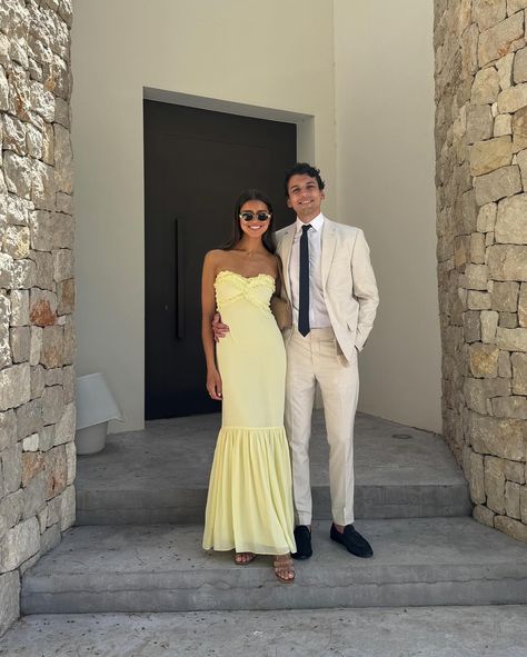 Beach Formal Attire, Mermaid Yellow, Beach Wedding Guest Attire, Wedding Guest Outfit Spring, Outfit Couple, Beach Formal, Couples Pics, Beach Wedding Attire, Poses Couples