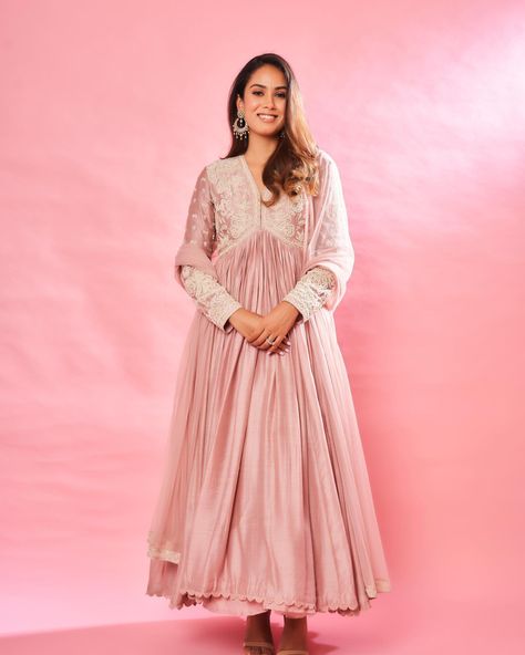 Mira Kapoor, Ridhi Mehra, Indian Wedding Gowns, Mira Rajput, Simple Kurta Designs, Long Dress Design, Kurta Designs Women, Ethnic Outfits, Lakme Fashion Week