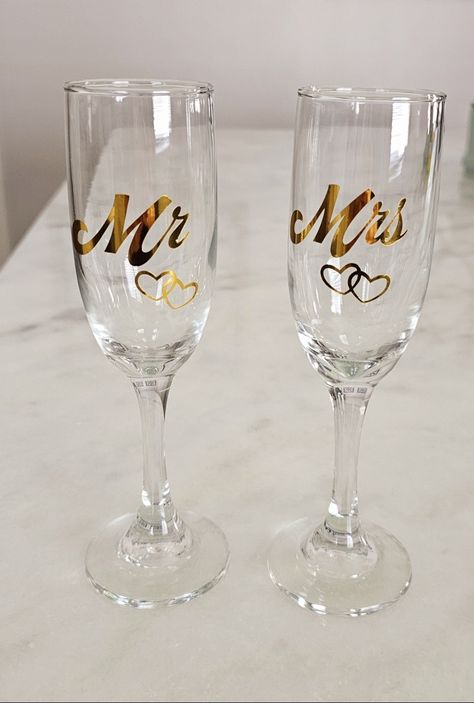 Champagne Flutes Gold.. Wedding or Anniversaries I'm in Instagram as @cositasdesigns20222 Wedding Champagne Glasses Diy Cricut, Wedding Champagne Glasses Diy, Gold Champagne Flutes, Dream Wedding Reception, Wedding Toasting Glasses, Booth Decor, Wedding Champagne Glasses, Cricut Wedding, Wedding Flutes