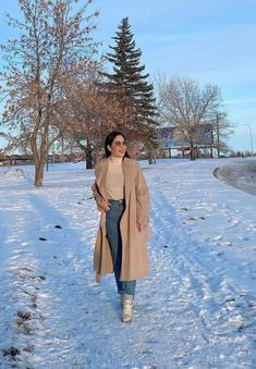 Mountain Look Outfit Winter, Kashmir Clothes Style, Pakistan Winter Fashion, Kashmir Look For Women, Honeymoon Dress For Women In Winter, Dress For Kashmir Trip, Switzerland Dress Style, Shimla Trip Outfit Ideas, Outfits For Shimla Trip