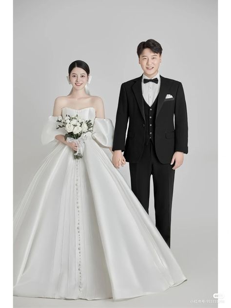 Studio Wedding Photoshoot, Korean Wedding Photoshoot, Bride Groom Photoshoot, Wedding Dress Sketches, Korean Wedding Photography, Pre Wedding Photoshoot Outfit, Wedding Photo Studio, Foto Wedding, Wedding Photoshoot Props