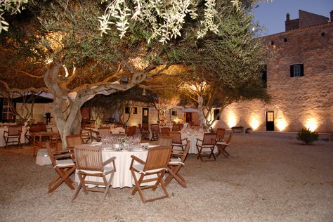 Countryside Restaurant, Village Photos, Store Design Boutique, Country Hotel, Rural Retreats, Bar Design Restaurant, Balearic Islands, Boutique Chic, Menorca