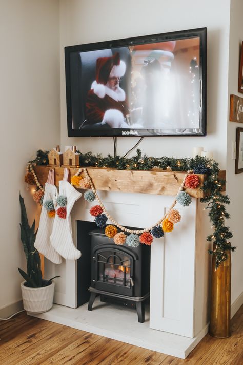 Pom Pom Christmas Garland, Hygge Christmas Decor, Ideas Decoracion Navidad, Boho Christmas Decor, Garland Diy, Diy Pom Pom, Pom Garland, Pom Pom Garland, Christmas Inspo