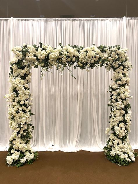 White squared arch with touches if green Square Arch Wedding Flowers, Square Flower Arch, Square Arch Wedding, Square Wedding Arch, Ceremony Backdrop Outdoor, Dream Wedding Reception, Wedding Flower Design, Arch Decoration, Desi Wedding Decor