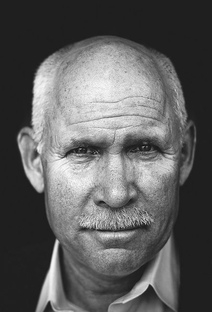 his photography is magic-- Steve McCurry Steve Mccurry Photos, Photographer Self Portrait, School Photographer, Powerful Pictures, Steve Mc, Michael Thomas, Steve Mccurry, Afghan Girl, Henri Cartier Bresson