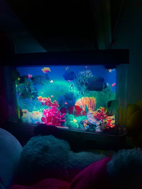 Lamp With Fish, Glowing Fish Tank, Fish Theme Room, Ocean Core Room Decor, Beachcore Room, Aquarium Bedroom Aesthetic, Aquatic Room Aesthetic, Underwater Room Aesthetic, Aquarium Room Ideas