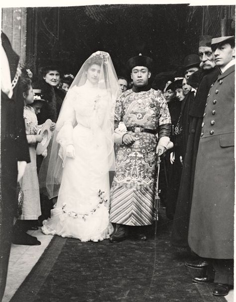 Marriage of Chinese and French in 1902, Paris. Son of Yu Geng, Chinese Minister to France, Charles Hsingling and his French piano teacher wife Genevieve Deneux , in st. philippe du roule. The couple moved to China and divorced 6 years later in 1908. Photo by Chusseau-Flaviens Chinese Marriage, Empress Dowager Cixi, Qing Dynasty Clothing, Moving To China, Piano Teacher, Qing Dynasty, Asian Wedding, Vintage Glamour, Historical Clothing