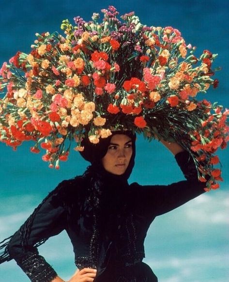 AZEEMA on Instagram: “Today’s moodboard inspo 📸💐 a woman selling flowers on the beach in Nazaré, Portugal. Shot by Moroccan-French photographer Bruno Barbey in…” World Cultures, Bruno Barbey, Foto Portrait, Miss Moss, French Photographers, Magnum Photos, People Of The World, 인물 사진, People Around The World