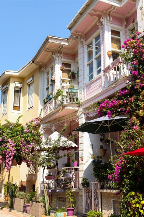 Cute Apartments Exterior, Small Town Houses, Cute Townhouse, Cute Buildings, Downtown House, Cottage Village, Cozy Town, Cute Town, Vintage Town