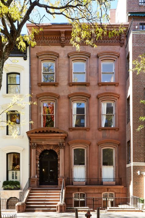 A Stunning Photographic Timeline of New York City’s Iconic Brownstones | Architectural Digest Brandy Core, Gothic Exterior, Brownstone Homes, New York Brownstone, Bloxburg Town, New York Townhouse, San Myshuno, New York Landmarks, Townhouse Exterior