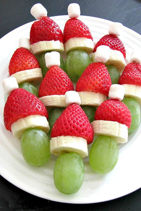 Lots of fun Christmas breakfast ideas that your kids will love! Grinch fruit kabobs and lots of other ideas. #christmasbreakfast #christmasideas #healthychristmasfood #healthysnacks #christmassnacks Fruit Kabobs Kids, Healthy Holiday Treats, Fruit Creations, Fruit Kabobs, Christmas Fruit, Healthy Christmas, New Fruit, Veggie Tray, Santa Hats