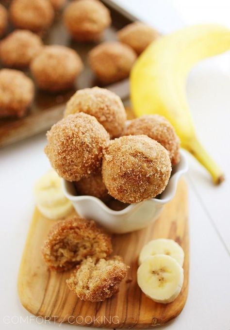 Baked Cinnamon-Sugar Banana Donut Holes – These soft, buttery banana bites are SO easy and pair perfectly with your morning coffee! | thecomfortofcooking.com Banana Donut Holes, Donut Holes, Cinnamon Banana, Köstliche Desserts, Banana Recipes, A Banana, Donut Recipes, Yummy Sweets, Cinnamon Sugar