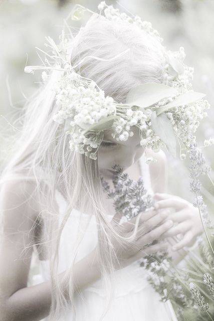 Flowers In Her Hair, Children Fashion, Foto Art, Arte Fantasy, 판타지 아트, 영감을 주는 캐릭터, Shades Of White, Aphrodite, White Hair