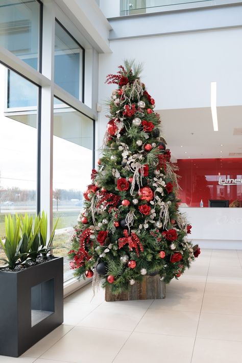 Lumen - Commercial Portfolio - Décors Véronneau Lush Christmas, Large Floor Vase, Glass Christmas Baubles, Red Christmas Ornaments, Large Christmas Tree, Hanging Flower Baskets, Red Ornaments, Real Touch Flowers, Holiday Tablescapes