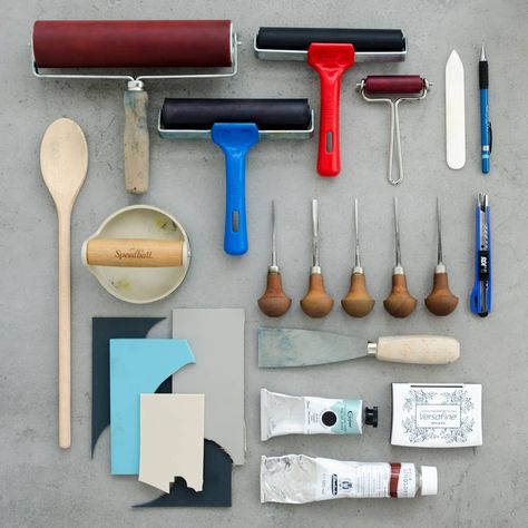 Sofie van Schadewijk on Instagram: “Hi there! Have you seen my new site yet? There's a blog there, and a post about the tools and materials I use for printmaking! From left to…” Linocut Tools, Linoleum Printmaking, Linocut Printmaking, Hand Carved Stamps, Linoleum Block, Gelli Plate, The Tools, Lino Print, Hi There