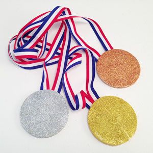 Diy Medals, Olympic Medal Craft, Olympic Torch Craft, Summer Olympics Crafts, Olympic Idea, Olympic Crafts, Beer Olympic, Olympic Theme, Olympic Party