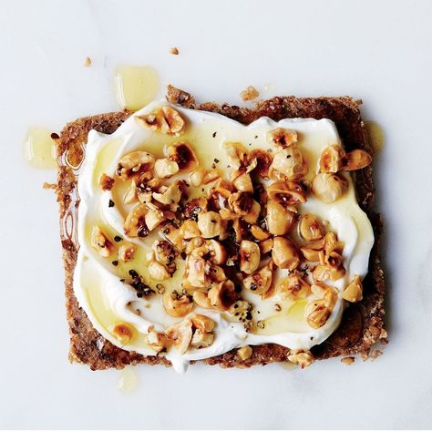 Healthy Breakfast Toast, Labneh Recipe, Toast Recipe Breakfast, Yogurt Toppings, Crostini Recipes, Yogurt Breakfast, Healthy Yogurt, Breakfast Toast, Piece Of Bread