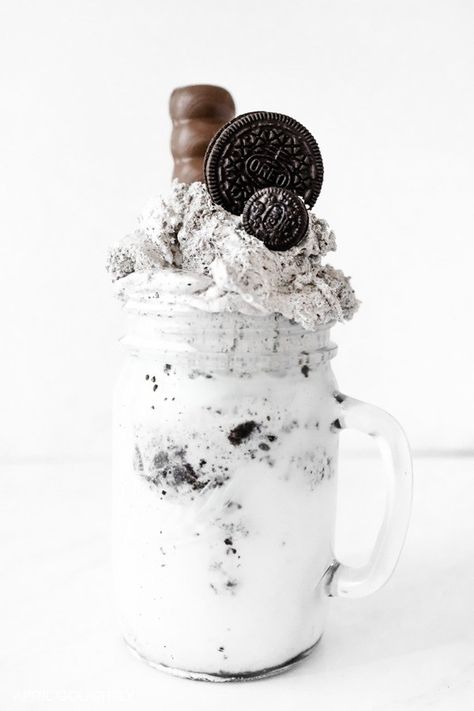 Oreo Milkshake Recipe - Golightly Food Oreo Milkshake Recipe, Kue Macaroon, Dessert Oreo, Oreo Milkshake, Milkshake Recipe, Milkshake Recipes, Milk Shakes, Sweet Drinks, Pretty Drinks