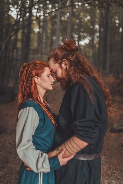 Viking love redheads Viking Aesthetic, Viking Men, Viking Wedding, Viking Hair, Fantasy Couples, Medieval Clothing, Viking Warrior, Medieval Fantasy, Couples Photoshoot