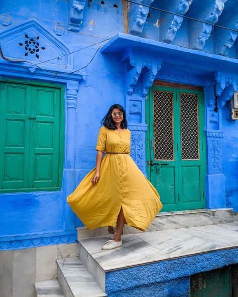 How about a twirl while strolling around the streets of the old city of jodhpur. Jodhpur Photoshoot, Jodhpur Aesthetic, Blue City Jodhpur, Jodhpur Jaisalmer, Rajasthan Trip, Rajasthan Travel, Pre Wedding Photoshoot Props, Wedding Photoshoot Props, Photoshoot Props