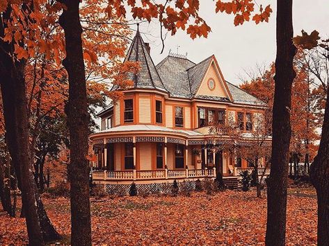 Halloween and Autumn 👻🍂 on Instagram: “Does anyone live in a Victorian house? I don’t but I would love to! 🍂 #Halloween #Fall #Victorian 📷: victorianhouses.tumblr.com” Orange House, Autumn Night, Victorian House, Autumn Cozy, Pics Art, Halloween House, In The Fall, Victorian Homes, Fall Vibes