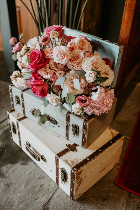 Vintage Suitcase Centerpiece, Vintage Suitcase With Flowers, Flowers In Suitcase, Suitcase With Flowers, Travel Aesthetic Wedding, Vintage Suitcase Wedding Decor, Vintage Decorating Ideas For Party, Vintage Luggage Decor, Vintage Travel Party Theme