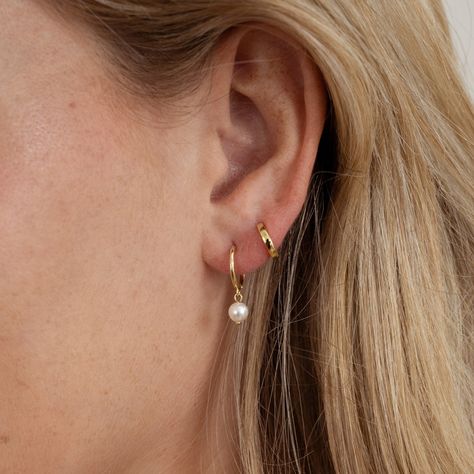 Sweet and dainty pearl charm huggie hoops! They look great stacked or worn alone.  - - - D E T A I L S - - - * Made of 925 Sterling Silver * THICK plating of 14k Gold or Rhodium  * Sold as a PAIR  * Nickel-free & Hypoallergenic * Pearls Measure 5mm * Inner Diameter: 9.5mm * Made of shell pearls 2nd Piercing on Model: https://www.etsy.com/listing/692723534/gold-hoop-earrings-gold-huggie-earrings?click_key=771fab7508188cfffe7f50ee2f2aca2adb34f95e%3A692723534&click_sum=1bd1ddda&ga_search_query=small%2Bhuggies&ref=shop_items_search_76&pro=1&sts=1 Made with 100% Pure Love! ♡ Happy to answer any questions you may have! 🥰 Let's Connect! 🥰 IG: samijewels_ Gold Hoop Earrings With Pearls, 2nd Piercing, 2nd Ear Piercing, Double Ear Piercing, Second Ear Piercing, Minimalist Ear Piercings, Double Ear Piercings, 2025 Mood, Pearl Jewelry Gift