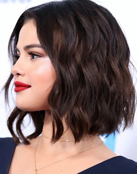 Selena Gomez short bob hair style and curls #haircuts Choppy Bobs, Selena Gomez Hair, Wavy Bob Hairstyles, Penteado Cabelo Curto, Curly Bob Hairstyles, Blonde Bobs, Trending Hairstyles, Red Lipstick, Short Bob Hairstyles