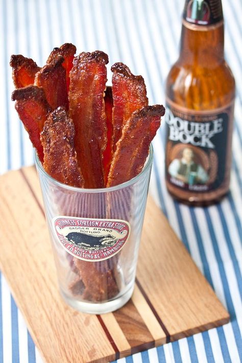 Beer-Candied Bacon: just bacon, brown sugar & beer. Great Superbowl appetizer. Breakfast And Brunch, Beer Bacon, Candied Bacon, Think Food, Buffalo Wings, Football Food, Snacks Für Party, Bacon Recipes, Marjoram