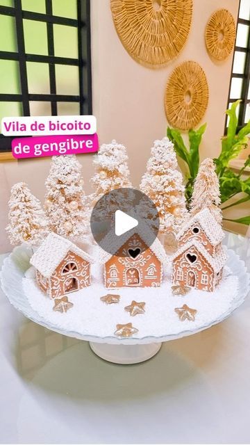 MAY ALVES on Instagram: "Ideia fácil de decoração de Natal! ✨
Pra inspirar você a arrasar na sua decoração.

Como prometido, segue o passo a passo da casinha de biscoito de gengibre 🍪

Usando somente papelão e massa corrida  eu te ensino a fazer essa linda casinha de gengibre.
🎄
Uma decoração com cara de loja pra deixar sua casa ainda mais linda nessa época mágica.

#decoraçãodenatal #natal #enfeitesdenatal #diydenatal #nataldosonhos #jaenatal #jáénatal #facavocemesmodenatal #façavocêmesmo #façavocêmesmo" Christmas, Christmas Decorations, Deck The Halls, Christmas Decoration, On Instagram