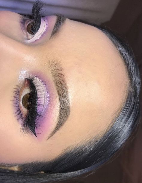 Prom Makeup Looks For Lilac Dress, Lilac Dress Makeup Look, Quince Make Up Purple, Lilac Quinceanera Makeup Looks, Lilac Prom Makeup Looks, Eye Makeup Looks Purple, 15 Nails Ideas Purple, Purple Quince Makeup Ideas, Quince Makeup Purple And Silver