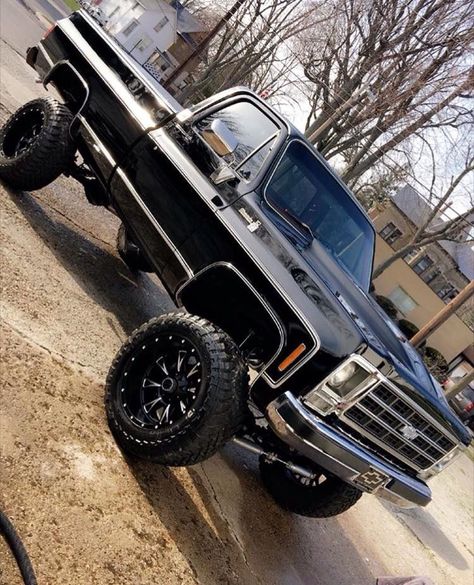 Single cab box chevy Lifted Chevy Trucks, Jacked Up Trucks, Lifted Chevy, Aventador Lamborghini, Nice Trucks, Chevy 4x4, Black Truck, Rat Rods Truck, Classic Pickup Trucks