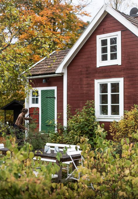 Scandinavian Cottage Living Room, Scandinavian Cottage Exterior, Swedish Cottage Interior, Cottage Kitchen Renovation, Home Gel Nails, Swedish Homes, Diy Shelving, Danish House, Scandinavian Cottage