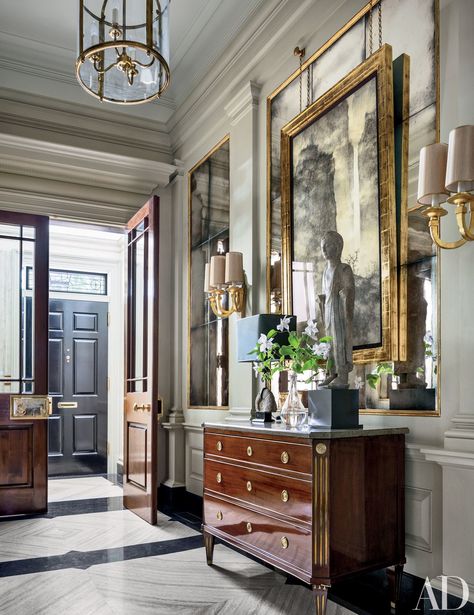 A fifth-century Chinese lohan figure stands on an antique Northern European commode from Newel in the entrance hall of a Manhattan townhouse transformed by design firm Sawyer | Berson. Not surprisingly, the space is featured in our roundup of the most impressive entryways. French Art Framed, Preppy Pinterest, Foyer Mirror, Antique Rug Living Room, Decoration Hall, Antique Mirrors, Foyer Decorating, Entrance Foyer, Foyer Design