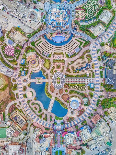 Theme Park Architecture, Theme Park Concept Art, Roller Coaster Tycoon, Theme Park Map, Architecture Reference, Play Park, Shanghai Disneyland, Planet Coaster, Desired Reality