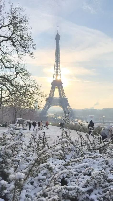 New York City ♥ (@newyork_world) on Threads New York Snow Wallpaper, Christmas In Paris Wallpaper, Snow City Wallpaper, Paris Christmas Wallpaper, Winter City Wallpaper, Paris Winter Wallpaper, Paris In Snow, Christmas In New York Wallpaper, New York Winter Aesthetic