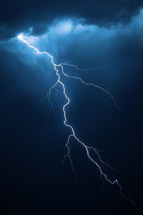 The storm is so peaceful Lightning Photos, Lightning Photography, Blue Aesthetic Dark, Light Blue Aesthetic, Blue Aesthetic Pastel, Thunder And Lightning, Lightning Storm, Dark Sky, Wallpaper Vintage