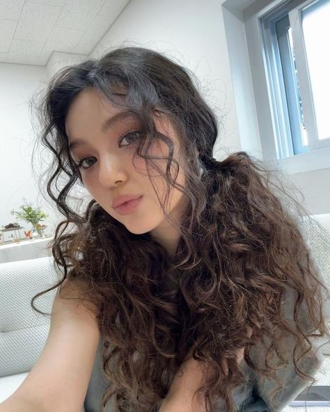 Dani 🐶✨️🤎 New Jeans Style, Bare Face, The Crown, Instagram Update, New Hair, South Korean Girls, K Pop, Curly Hair, Kpop Girls