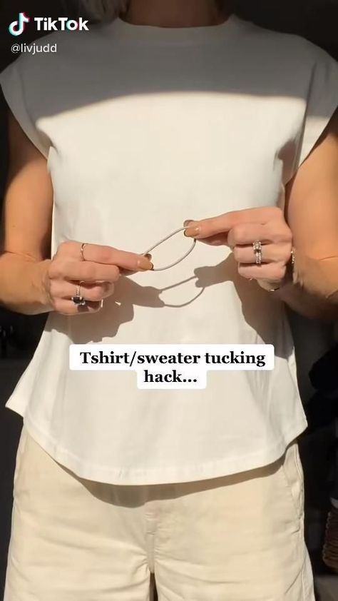 T Shirt Tucking Hacks, Shirt Tucking Hacks, Shirt Knot, T Shirt Hacks, Styling Hacks, Shirt Hacks, Style Hacks, Sweater Tshirt, Diy Fashion Hacks