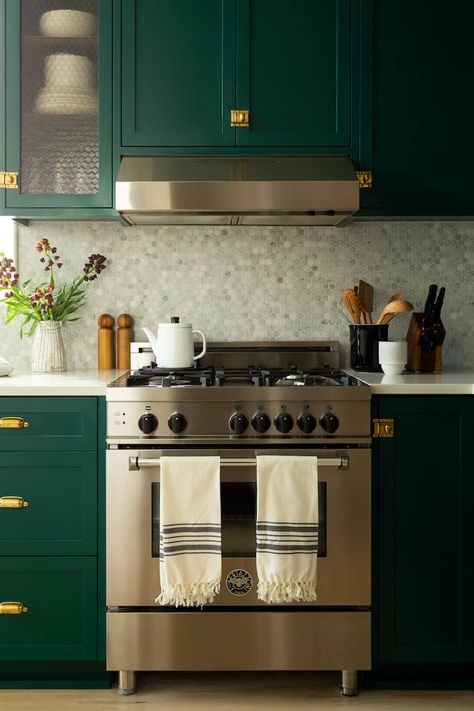 Cedar Shake, Hotel Chic, Green Cabinets, Dark Kitchen Cabinets, Interior Renovation, Elegant Kitchens, Style Deco, Grey Kitchen, Kitchen Cabinetry