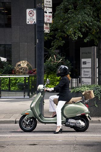 Vespa Outfit Woman, Vespa Outfit, Vespa Astetic, White Vespa Aesthetic, Green Vespa, Vespa Matic Aesthetic Girl, Riding Scooters, Vespa Lx, Vespa 150