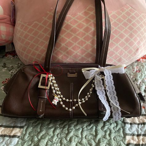 Decorating Purses Ideas, Samo Ondoh Bag Aesthetic, Purse Accessories Ideas, Decorated Purse, Decorated Bag, Jane Birkin Style, Purse Aesthetic, Purse Decorations, Decorated Bags