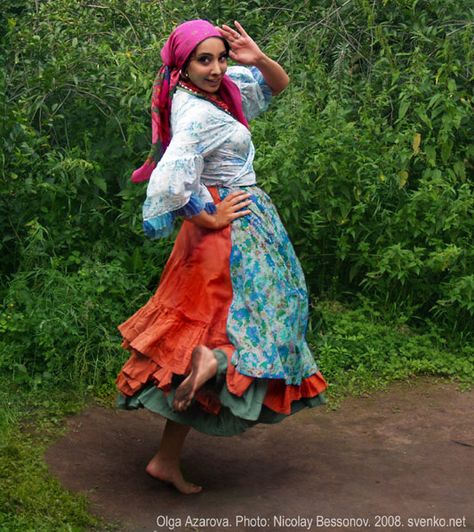 Romani gypsy dancer Olga Azarova Romani Dance, Roma People, Hippy Fashion, Musical Hair, Dance Photos, Dance Outfits, Get Back, Women Girl, Dancing